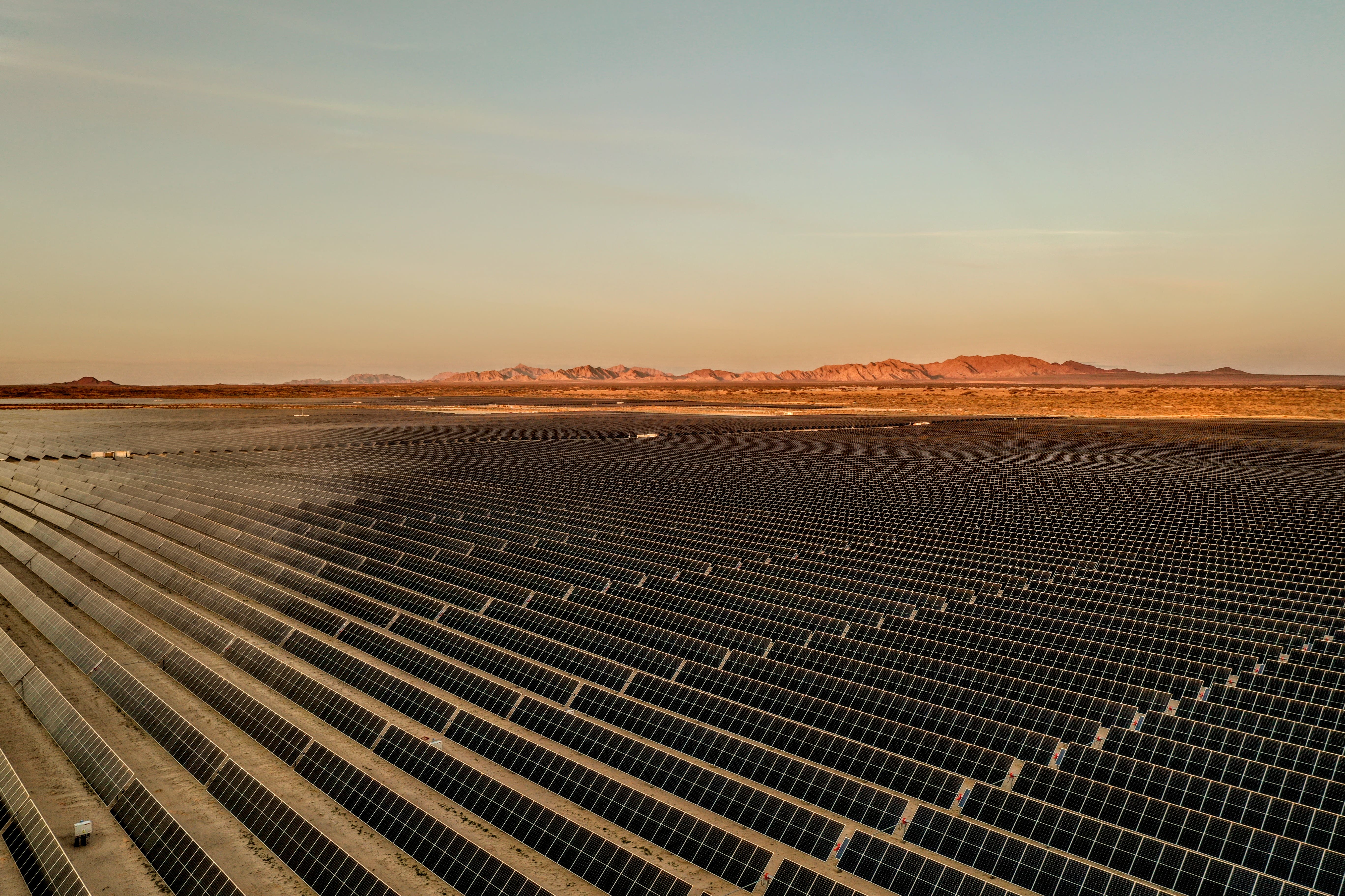 Vista aérea de un parque de generación de energía solar.
