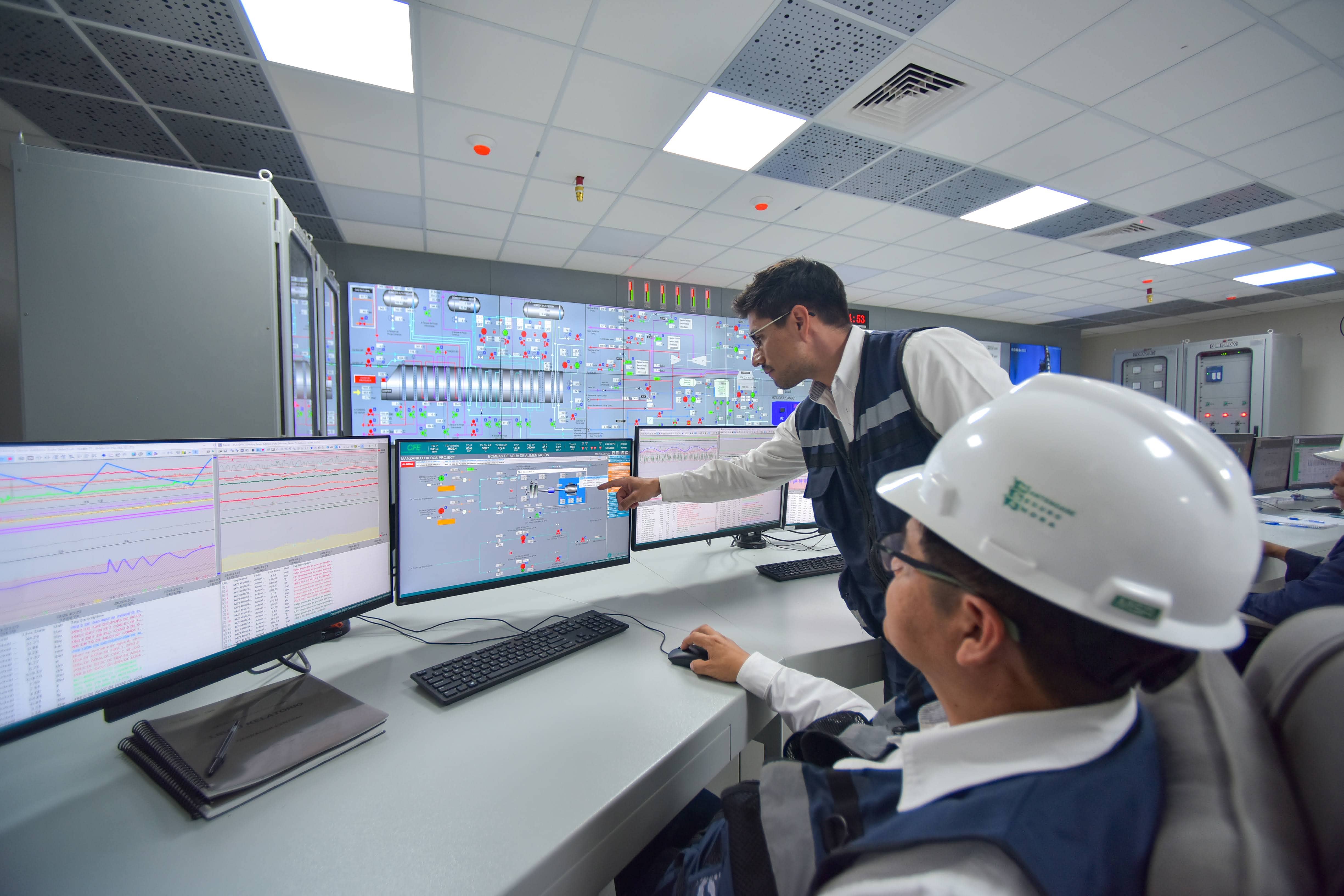 Personal técnico supervisa una instalación energética desde una sala de control.